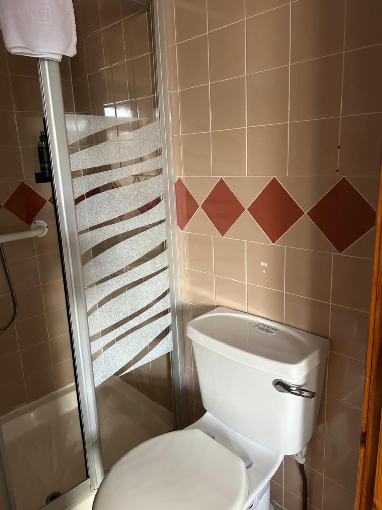 West End Hotel ネアン エクステリア 写真
