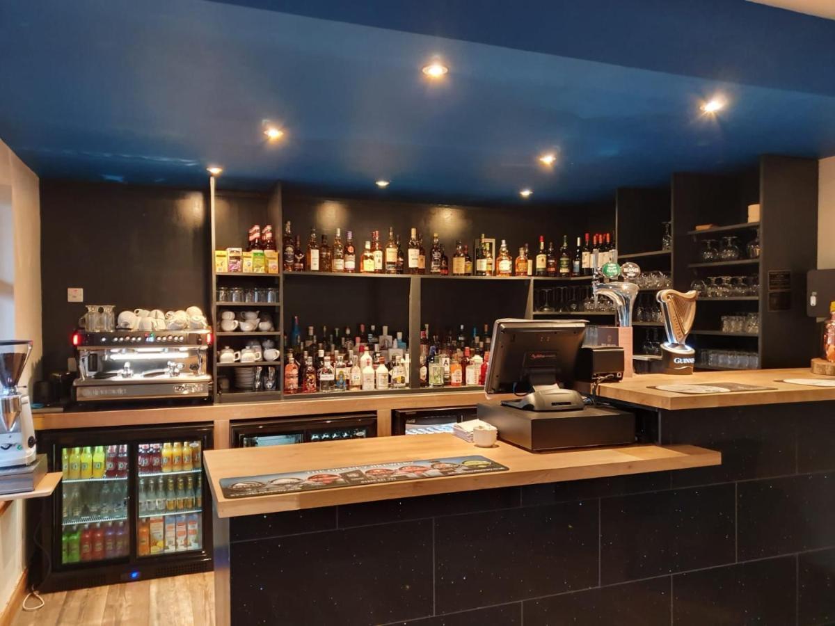 West End Hotel ネアン エクステリア 写真